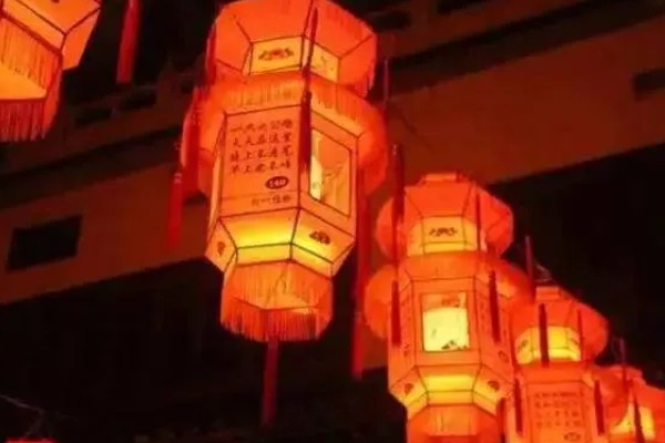 中秋节玩花灯的原因,属于我国三大灯节之一