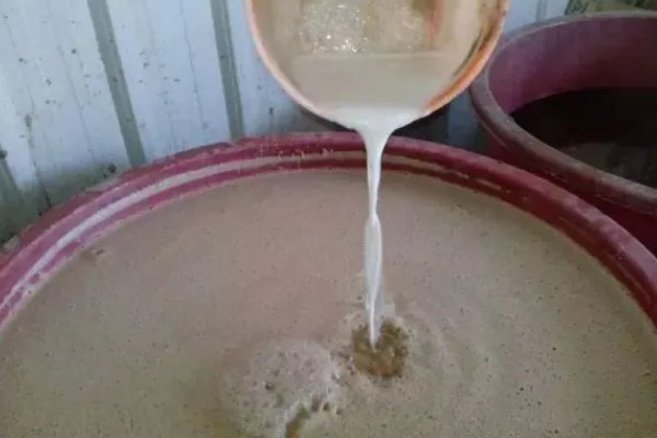 矾肥水如何制作,由硫酸亚铁、粪干等按比例混合