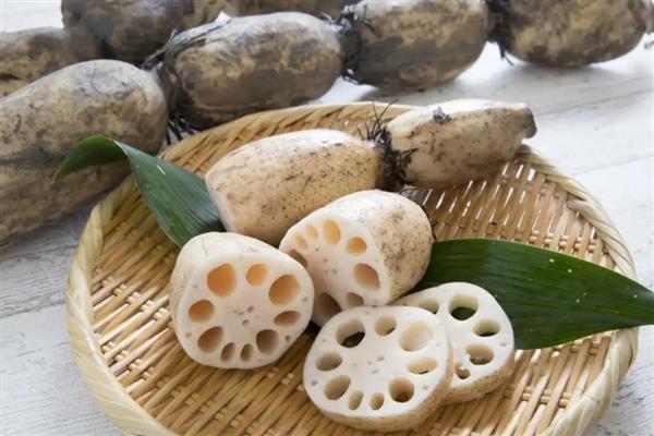 怎么分辨莲藕的好坏,新鲜的莲藕会散发出泥土的清香气味