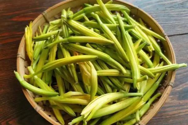 需要焯水的蔬菜,常见香椿、菠菜等品种